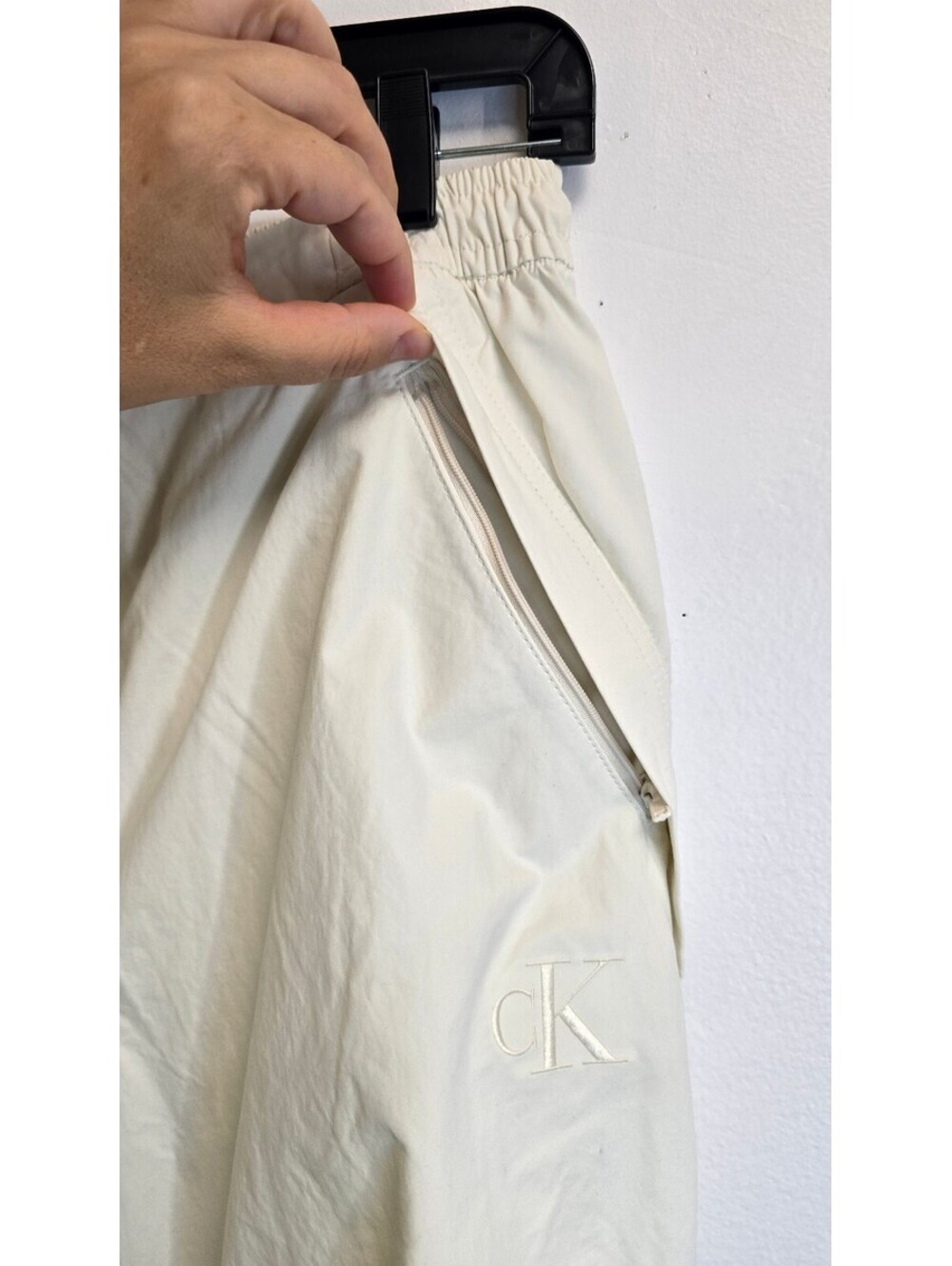 Calvin Klein Jeans Cargo Parachute Pants Ivory M NWT - Picture 4 of 10